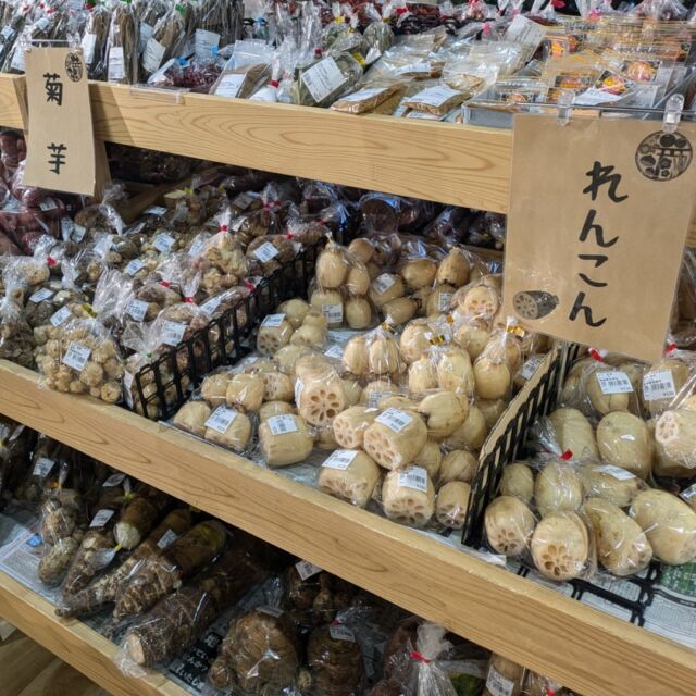 皆さま こんにちは❕
みどりの風からお知らせです💁‍♀️

１２月に入り、年末年始のご案内などがあちこちで掲示される時期となりしたね...💭
年末の準備の参考にしていただきたい商品をご紹介！

　
お正月料理にはかかせない、レンコン・菊芋・さといも(八つ頭、京芋、セレベス等々)の出荷も多くなってきています🎍
もちろん、冬野菜の定番、白菜・ネギ・きのこ類などは充実しています❄

　
その他、自然薯(じねんじょ)、芋がら、そば粉、切り干し、銀杏などといった農産物が直売所らしい品揃えでしょうか😮

　
のし餅は12/26(木)～31(火)の予定で販売予定です✨
ご予約は12/25(水)までお受けいたしております🙇‍♀️
（予約数量の上限に達した時点で予約は終了いたします。）
その他のお餅は日常的に小分けの袋入りで販売いたしておりますので合わせてお選びください◎‼

　
　
みどりの風には笠間市や近郊の農家さんから、採れたての農産物が出荷されております。
みどりの風へ出荷頂いている農家さんは定期的に栽培講習会や農薬適正使用の勉強会を実施ししており、安全・安心な農産物の提供に力を注いでおります。

農家・従業員一同、皆様のご来店をお待ちしております😊

　
○道の駅かさま「直売所みどりの風」
住所：茨城県笠間市手越22-1
電話：0296-71-8831
営業時間：9時から18時
定休日：12月12日(木)
年末年始は休まず営業いたしております。
（※12月31日、大晦日のみ17時までの営業となります。）

　
　
＃茨城県 ＃笠間市 ＃直売所 ＃ＪＡ ＃ＪＡ常陸 ＃農作物 ＃求人募集 ＃道の駅 ＃道の駅かさま ＃みどりの風 ＃お正月 ＃のし餅 ＃鏡餅 ＃冬野菜 ＃里芋 ＃鍋物